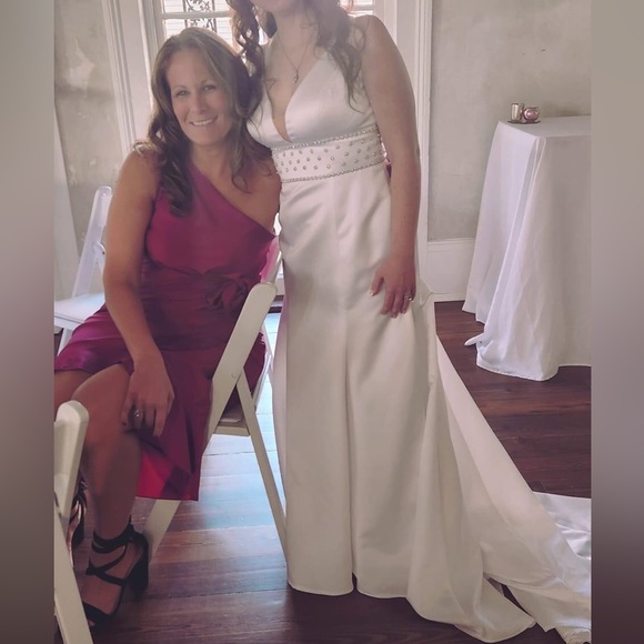 Beautiful mermaid/trumpet wedding dress. Size 8 - Picture 6 of 7